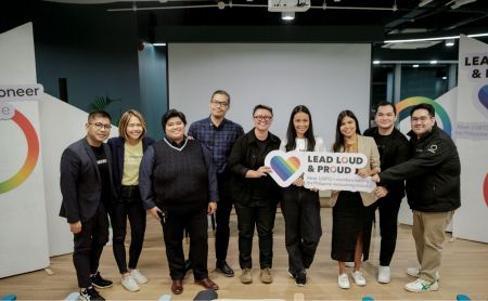 Payoneer encourages LGBTQ+ professionals to Lead Loud & Proud. From left: King Santos, CEO of Jobbden and Lennor Metier; Jen San Antonio, Payoneer’s Marketing Lead for Emerging Markets, APAC; LA Garcia, The VA Hub’s Director of Sales and Marketing; Christopher Eugenio, Board Trustee of Philippine Financial & Inter-industry Pride (PFIP)； Cindy Burdette, CEO and Co-founder of ALLCARE.io; Patricia Francisco, Senior CSM Manager at Payoneer; Monique Avila, Payoneer’s Country Manager for the Philippines & Other SEA; Neil Socorro De Guzman, Assistant Vice President, Service Delivery & Operations at KMC Solutions; and Miggy Fernandez, Customer Success Associate at Payoneer.