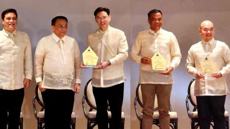 (L-R) Senate President Juan Miguel Zubiri, Executive Secretary Lucas Bersamin, SM Supermalls President Steven Tan, SM Supermalls SVP Engr. Bien Mateo and SM Offices VP Alexis Ortiga receiving SM Group’s Apolinario Mabini awards