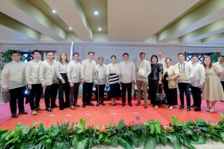 SM Supermalls representatives with Senate President Juan Miguel Zubiri and Apolinario Mabini Awards 2023 officials, Mrs. Audrey Tan-Zubiri and Arch. Jaime Silva