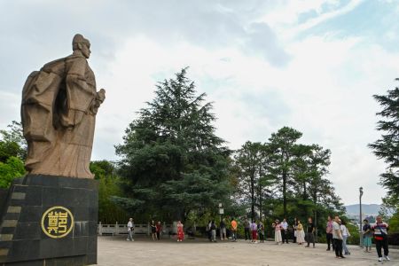 图为海外华文媒体代表在郑和雕像前驻足。