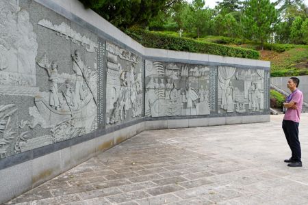 图为郑和纪念馆内展出的牵星板吸引海外华文媒体代表。