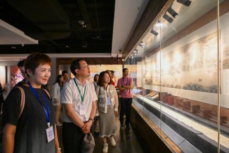 图为海外华文媒体代表在郑和纪念馆内查看航海图。