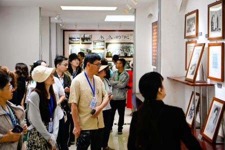 图为海外华文媒体代表参观聂耳纪念馆。