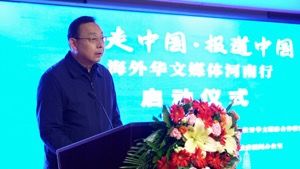 图为开封市政府副市长肖文兴致辞。