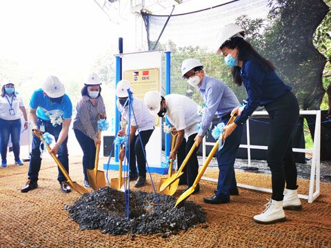 6月29日，在菲中政府間合作框架下的重點基礎設施項目卡利瓦大壩正式啟動施工。中國駐菲大使館臨時代辦檀勍生（右二）應邀出席項目動土儀式。（中新社）