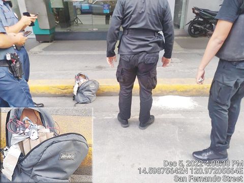 馬尼拉市岷倫洛區某銀行門口發現一個背包，裏面有一些電線和貌似炸彈的紙皮捲筒，但經過檢查，被證實為假炸彈的