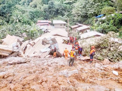 2月7日，救援人員在納卯黎烏洛省的山體滑坡現場搜救。南部納卯黎烏洛省政府7日表示，該省6日晚發生山體滑坡，已造成7人死亡、31人受傷，另有48人失蹤。（新華社）