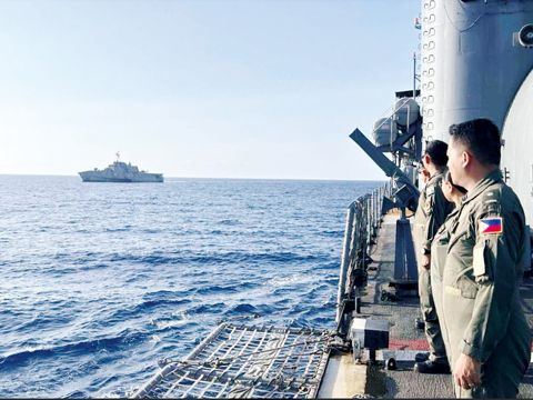 菲律濱海軍近海巡邏艦「黎畢叻號」艦上軍官9日向參與菲美第3次海上合作行動的美軍獨立級濱海戰鬥艦「吉佛茲號」致相遇敬禮。
