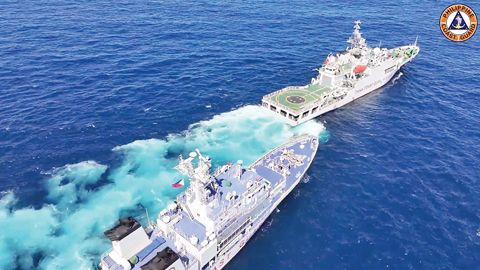 圖為一艘中國海警船2月11日在黃岩島海域試圖攔截菲海岸警衛隊的船隻。