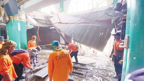武六干省仙扶西黎文地社一座教堂倒塌，導致1死63傷。圖為教堂倒塌現場。