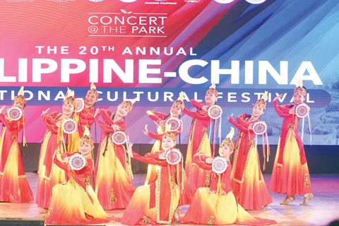 第20屆菲中傳統文化節週日在馬尼拉黎剎公園內的中國公園舉行，以慶祝馬尼拉華人區成立430週年。圖為活動上的舞蹈表演。