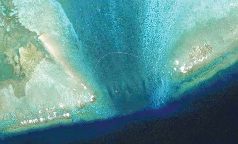 圖為22日南海黃岩島入口處出現新的浮動屏障衛星影像。
