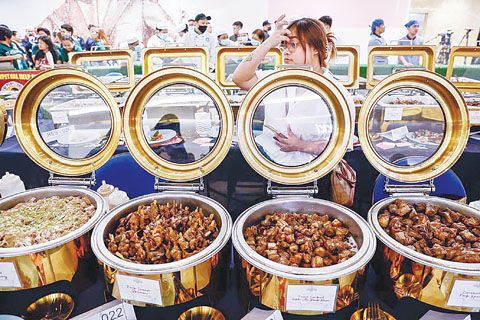 圖為2024年豬肉節上展示的各類豬肉菜餚。此舉為菲律濱獲得「最多種類豬肉菜餚展示」吉尼斯世界紀錄。
