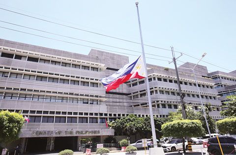 圖為參議院昨日降半旗，悼念前參議員薩義沙逝世。
