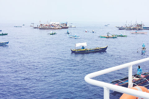 5月15日，菲律濱海岸警衛隊提供的這張照片上，漁船載著非政府組織「這是我們的」（Atin