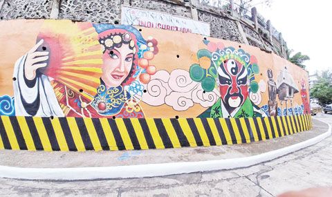碧瑤菲華社區星期三在該市Kisad路為華裔菲人壁畫揭幕。壁畫展示了科迪禮拉菲律濱人的文化，以及華人及其祖先的文化。