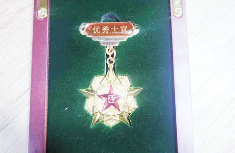 圖為當局在邦邦牙省波拉克社網絡博彩園區內找到的疑似中國人民解放軍「優秀士官」勳章。（總統反有組織犯罪委員會供圖）