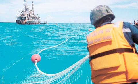6月10日，中國海警赤瓜艦執法員將布設在菲律濱非法「坐灘」軍艦附近的漁網收回。