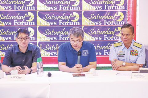 圖為菲海警發言人塔列拉（右）和菲海洋法研究所主席描東巴卡（中）昨日在計順市舉行記者會，討論西菲海等問題。