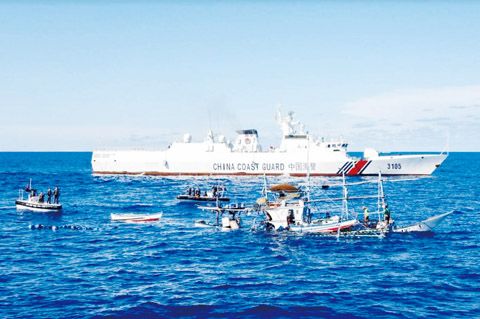根據菲律濱海岸警衛隊發布的一份報告，週六在黃岩島附近，一艘受損的漁船在引擎爆炸後被部分淹沒。爆炸發生在距離黃岩島約10海浬的地方，船上8名漁民中有兩人被燒傷。