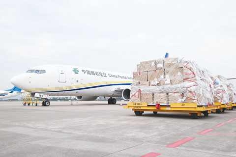 7月16日，中國郵政開通浙江義烏至馬尼拉國際貨運航線。（中新社）