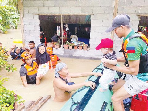 7月14日，救援人員在摩洛國穆斯林自治區轉移受困民眾。