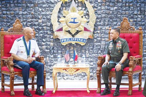 美國參謀長聯席會議主席查爾斯·布朗將軍在馬尼拉會見了菲武裝部隊總參謀長羅密歐·布勞納。