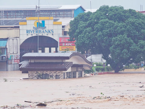 圖為馬里謹那河昨日發洪水，淹沒附近城鎮。
