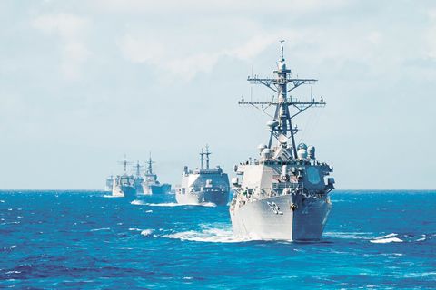 2024年環太平洋軍演（RIMPAC）近40艘軍艦在海上編隊航行，展示各國「作業互通能力」，即不同國家裝備和系統可共同進行任務。