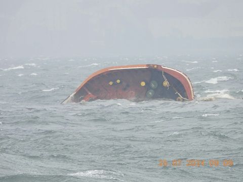一艘載運140萬公升工業燃油的油輪25日在馬尼拉外海沉沒。（美聯社）