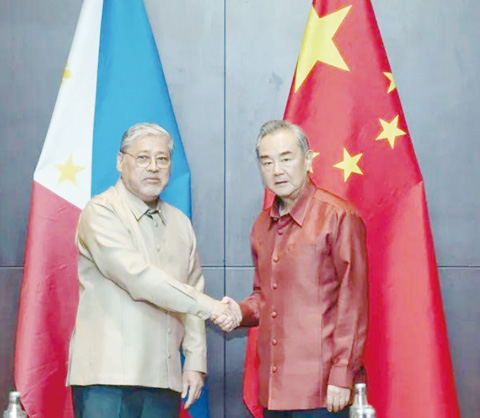 在老撾舉行的部長級會議期間，外交部長馬納洛會見了中國外交部長王毅。