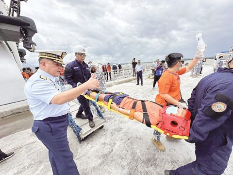 9月15日，菲海岸警衛隊司令羅尼·吉爾·拉托利亞·加萬讚揚從特蕾莎·馬格班努亞號