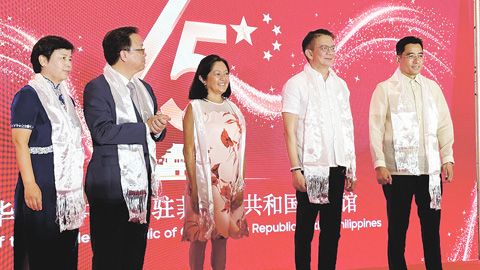 第一夫人莉莎·馬科斯和參議長伊斯古地洛昨日出席慶祝中華人民共和國成立75週年慶典，並與中國駐菲大使黃溪連夫婦向嘉賓祝酒。