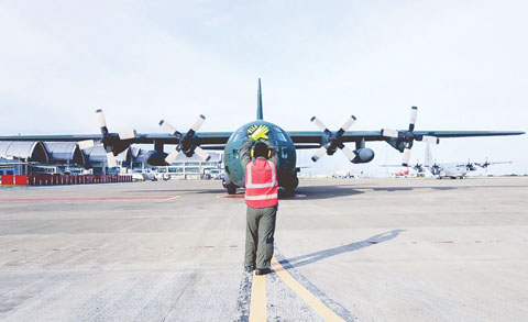 10月3日，日本航空自衛隊的一架C-130飛機抵達宿務拉布拉布市的貝尼托·埃文准將空軍基地，與菲律濱空軍進行「同心——同舟共濟」雙邊聯合演習。培訓將包括各種人道主義援助和救災行動，包括模擬空投飛行訓練、裝卸行動、航空醫療後送演習和專題專家交流。