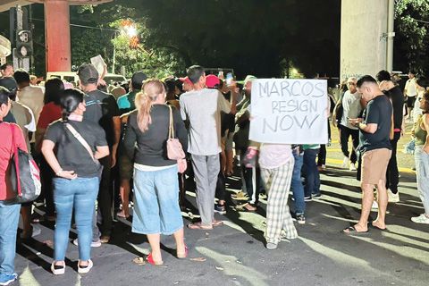 圖為副總統莎拉·杜特地1支持者昨日在計順市退伍軍人醫院外示威，表達對副總統辦公室幕僚長洛佩斯的支持，並呼籲小馬科斯總統辭職。