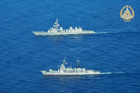 菲律濱的「文尼法壽號」巡邏艦，以及日本的「五月雨號」護衛艦昨日在西菲海進行第5次的「多邊海上合作行動」軍事演習。