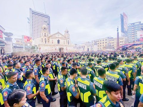 圖為馬尼拉警方昨日在溪仔婆教堂外集結，為今日的黑耶穌神像出巡做準備。