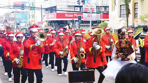 1月12日，宿務市的村莊和學校參加了Sinulog銅管樂隊比賽。獲勝者將參加1月19日備受期待的Sinulog聖嬰大巡遊。