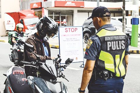 1月12日，警察在計順市設立檢查站。選舉季昨日開始，選舉署在全國各地設立檢查站。