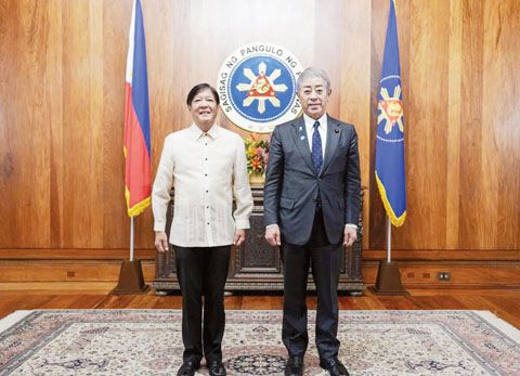 小馬科斯總統昨日在總統府會見日本外務大臣岩屋毅。