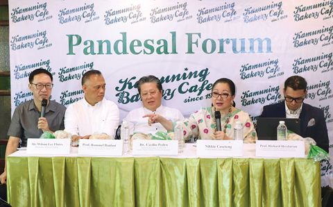 菲中關係專家班樂義、菲華商聯總會名譽理事長施東方博士、前參議員許爾琦及地緣政治分析師理查德·海達里安,週二出席在計順市甘穆寧麵包店舉行的「麵包論壇」。