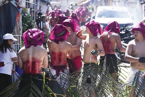 4月18日,內湖省參與聖周鞭刑苦修的懺悔者在休息喝水。(美聯社)