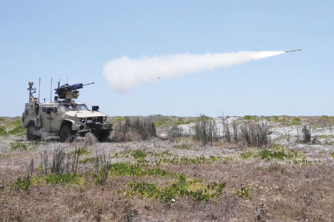 4月27日，在三描禮士省仙安頓紐的菲海軍訓練營，美軍「綜合防空系統」（MADIS）於菲美聯合實彈演習中擊落無人機。（美聯社）