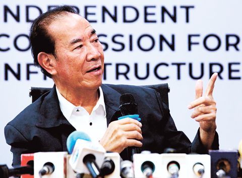 基礎設施獨立委員會專員星順週四在沓義市文尼法壽環球城的基礎設施獨立委員會大樓舉行記者會。曾任公造部長的星順表示，他將於12月15日辭去專員職務。（菲新社）