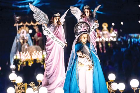 信眾簇擁著多尊聖母像，參與週日在馬尼拉王城區舉行的年度盛大聖母巡遊，以慶祝聖母無染原罪節。此節日為菲律濱最重要的宗教傳統之一。