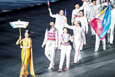 在2025年泰國東南亞運動會運動員入場儀式上,率領菲律濱代表團的是旗手亞歷克斯·埃阿拉與布萊恩·巴古納斯,並由持牌員——2019年萬國小姐暨2023年泰國環球小姐安東尼婭·波西爾德陪同。