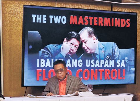 商人兼前政客查維特·星順就涉嫌異常的防洪工程項目舉行記者會。