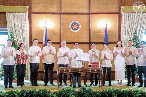 小馬科斯總統於1月5日簽署了總額6.793兆披索的2026年國家預算,但他否決了未編列項目撥款項下價值925億披索的項目。