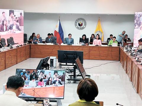 眾議院司法委員會於2月4日審議兩宗針對總統小馬科斯提出的彈劾投訴。該委員會最終駁回兩宗彈劾案。