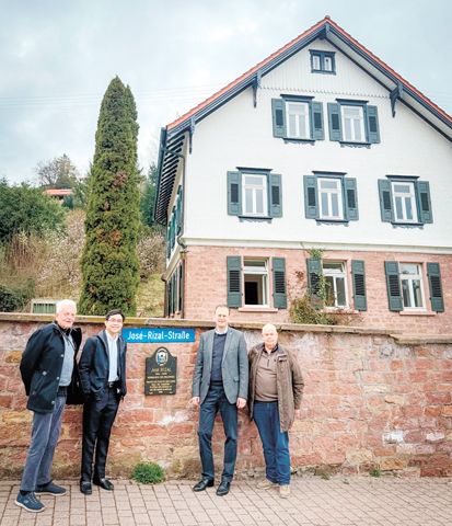 描東岸省第一區眾議員萊安德羅·萊加達·黎未斯地（左二）在威廉斯費爾德的一棟房屋外留影。民族英雄黎剎在該棟房屋內完成其不朽名著《社會毒瘤》初稿。